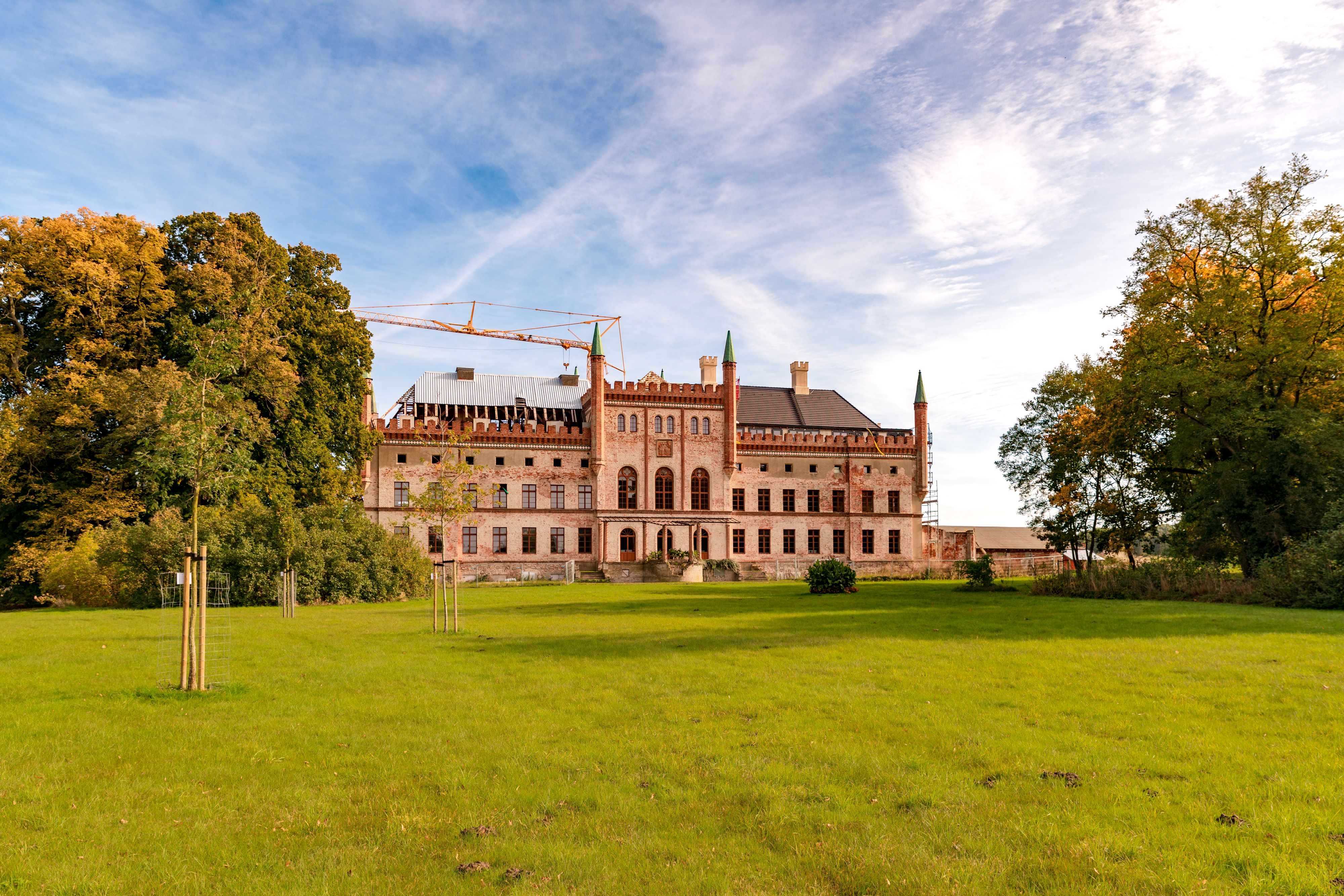 Das Schloss Broock und die davor liegende Wiese